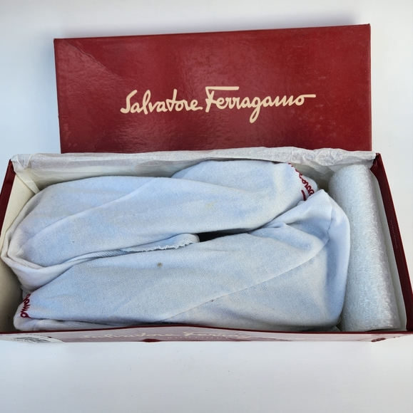 Salvatore Ferragamo Vintage '05 Vara Black Patent Flats With Bow - Picture 11 of 11